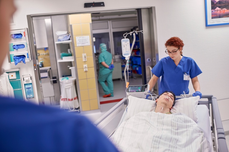 Junge Ärztin im Krankenhaus