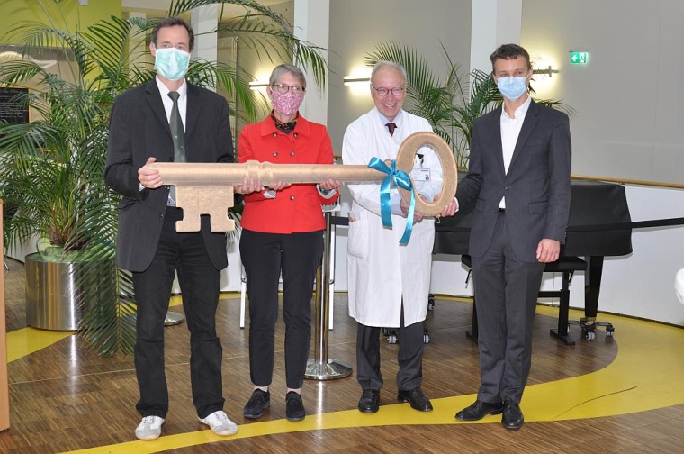 Symbolisch überreicht Staatssekretärin Andrea Franke (2.v.li.) den Schlüssel...