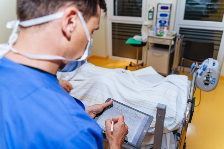 Über die tele-intensivmedizinische App steht Dr. Michael Tübben, Chefarzt der...