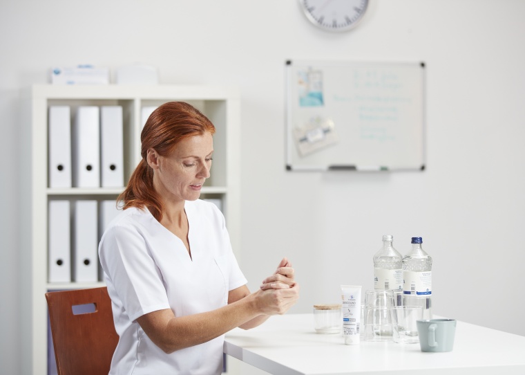 Regelmäßiges Eincremen im Dienst beugt Hautirritationen vor. Foto: Dr....