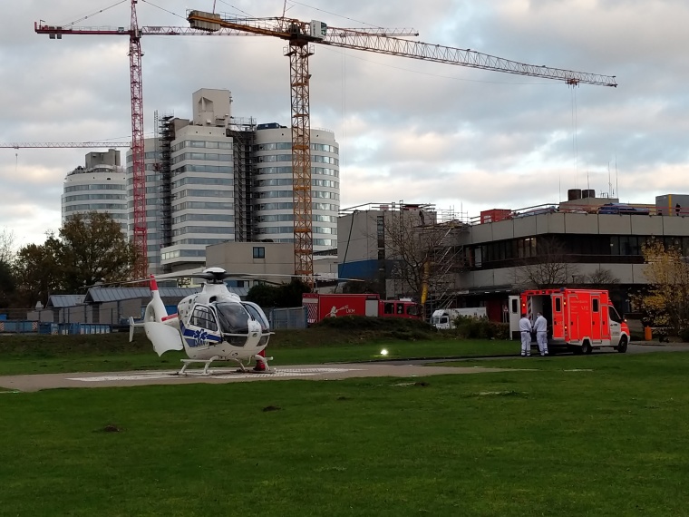 Am Nachmittag brachte ein Hubschrauber einen Covid-19-Patienten aus Belgien zur...