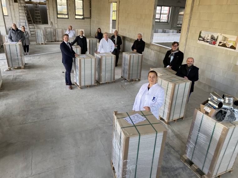 Coronabedingt war es nur ein kleiner Kreis aus Geschäftsführung, Klinik- und...