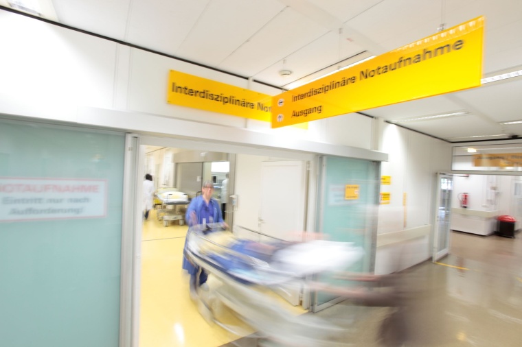 In der Notaufnahme kommen viele Patientinnen und Patienten mit zu-nächst...