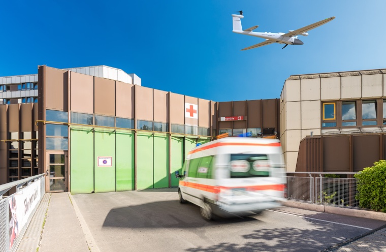 Langstreckendrohne über dem Klinikum Ingolstadt (Montage)