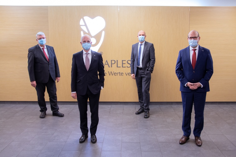 Aufsichtsratsvorsitzender Hans-Jürgen Steuber, Vorstandsvorsitzender Dr....