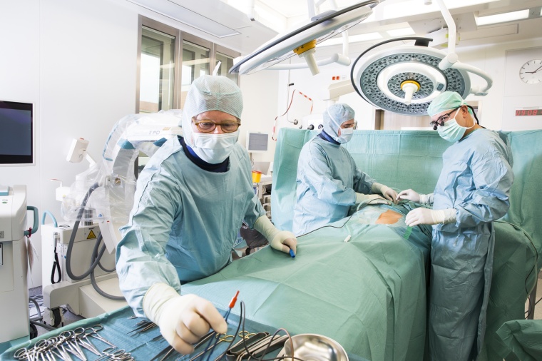 Gefäßchirurgischer Eingriff im neuen OP-Saal 7, der u.a. mit einem...