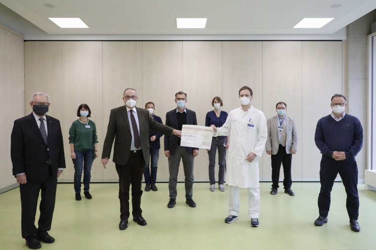 Dr. Wilhelm Polster (l.) und Klaus Teichmann (3. v. l.) von der Manfred Roth...