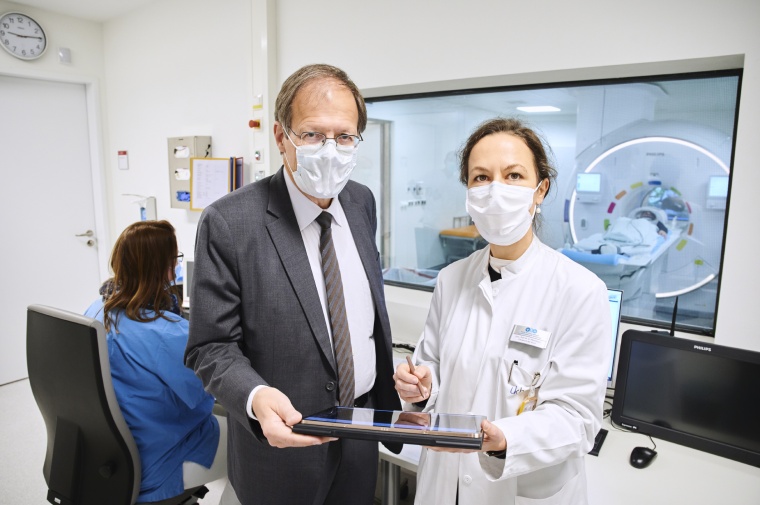 (v.l.) Prof. Wolfgang Holzgreve, Ärztlicher Direktor und Vorstandsvorsitzender...