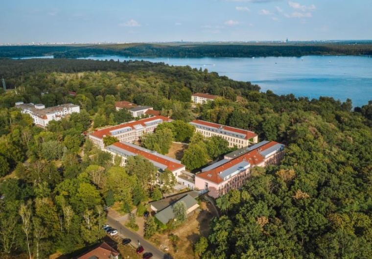 Luftaufnahme vom anthroposophischen Gemeinschaftskrankenhaus Havelhöhe (GKH)...