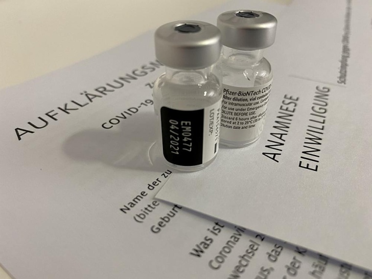 Impfstoff und Aufklärungsbogen. Foto: Ingolf Hosbach / Bergmannsheil