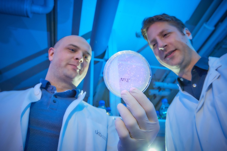 Mit Zellkultur im Labor: Dr. Paul-Albert König (l.) von der Core Facility...