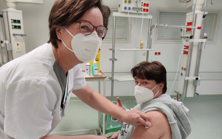 Motiv Asklepios Harzklinik: GoslarHygienefachkraft Anke Philipp (l.) impft ...