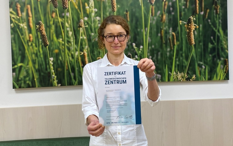 Dr. Marie Christine Zuccaro mit dem Zertifikat zum Telemedizinischen Zentrum....