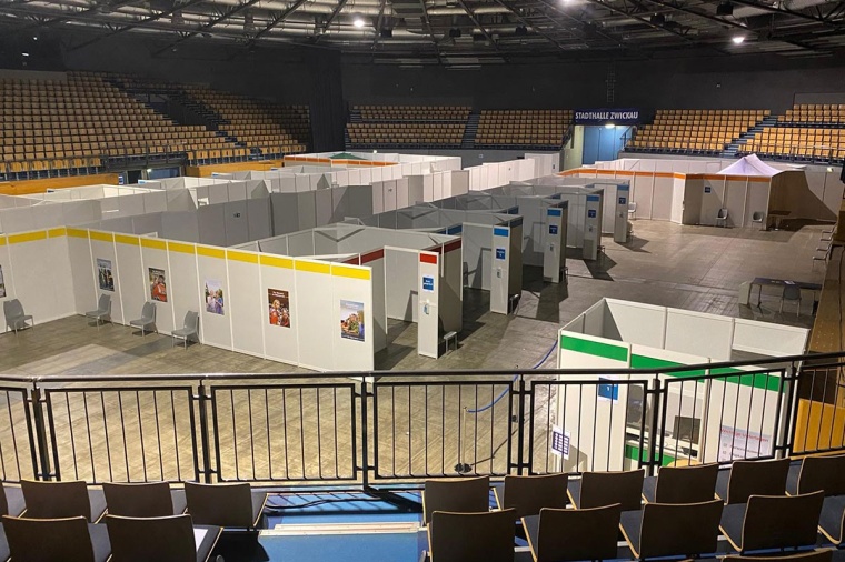 Die zum Impfzentrum umfunktionierte Zwickauer Stadthalle: Wo sonst getanzt...