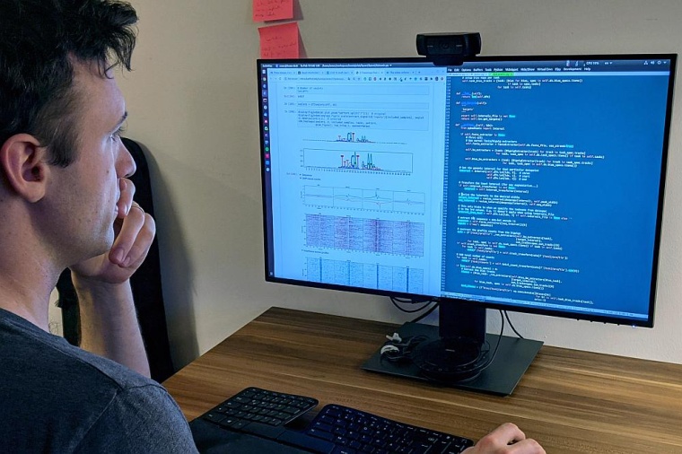 Erstautor Žiga Avsec an seinem Arbeitsplatz im Homeoffice. Foto: TU München