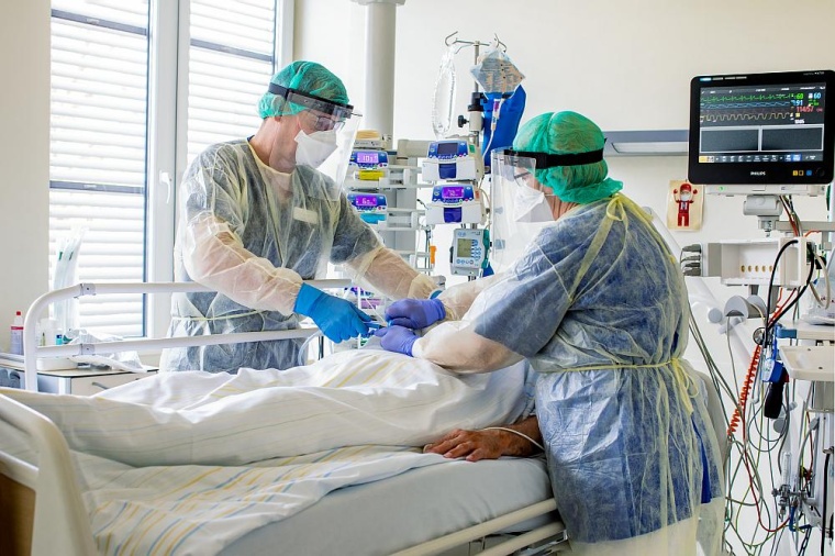 Behandlung eines Covid-Patienten auf der Intensivstation. Foto: Thomas...