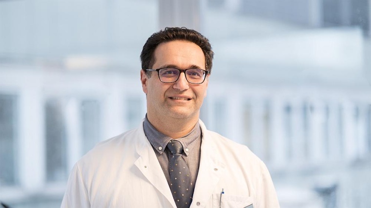 PD Dr. med. Akhavan-Sigari, ärztlicher Leiter des Fachbereichs Neurochirurgie...