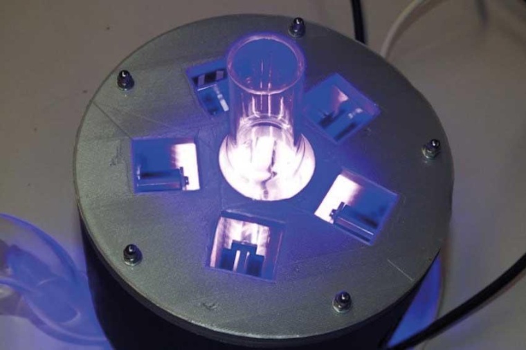 LED-Siphon bestehend aus fünf radial um die Einlaufseite angeordneten...