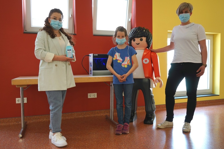 Die Hygienefachkräfte (Katharina Berg, rechts, Guelcin Kocak, Assistenz,...