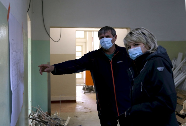 Noch sind die ehemaligen Lüftungsanlagen zu sehen, doch auch sie kommen raus,...