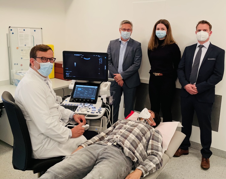 Priv.-Doz. Dr. Paul Martin Bansmann (l.), Chefarzt des Instituts für...