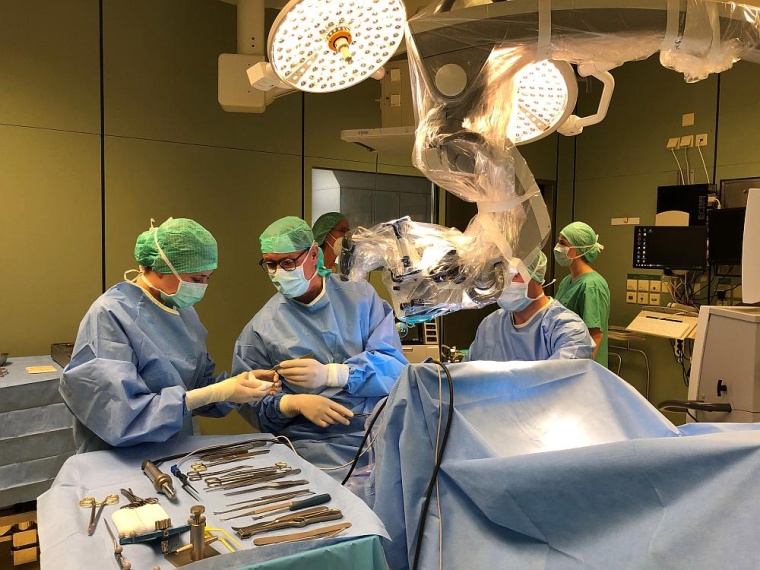 Das Team um Prof. Dr. Christoph Greiner (Zweiter von links), Leiter des neuen...