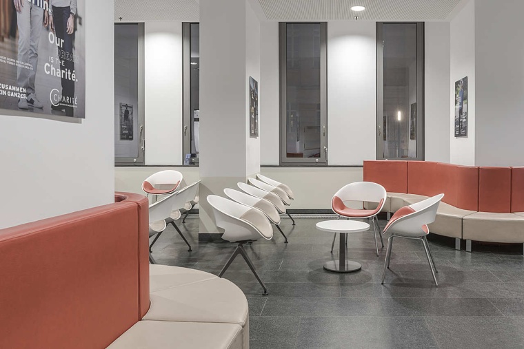 Im Campus Charité Mitte, Bettenhaus, wurden Wartebereiche mit dem Programm...