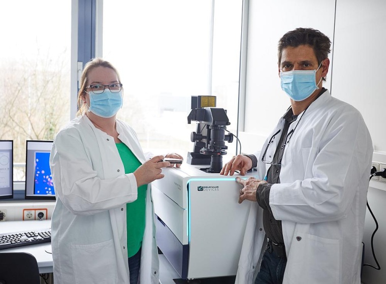 Dr. Schneiderhan-Marra und Prof. Dr. Rothbauer bei der Analyse von Proben....