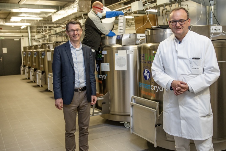 Die Professoren Thomas Illig (l.) und Markus Cornberg (r.) in der Biobank....