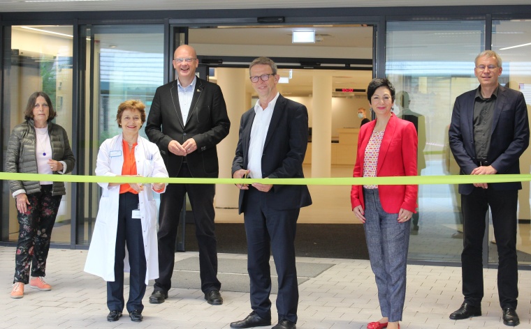 Banddurchschnitt: v.l.n.r. stv. Vorsitzende des Klinikumsausschusses Christine...