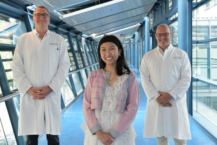 Prof. Dr. Andreas Mackensen (l.) und Prof. Dr. Georg Schett (r.) freuen sich...