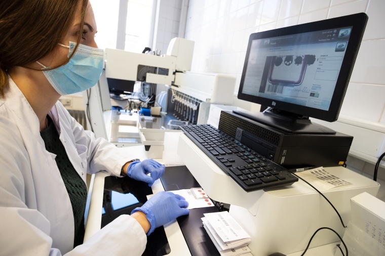 Robotisch assistiertes Ausstanzen von Trockenblutproben (DBS). Foto: LMU...