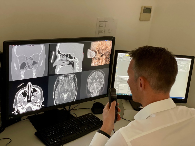 Prof. Dr. Henrik Michaely bei der Befundung am EIZO RadiForce RX1270 Foto: MVZ...