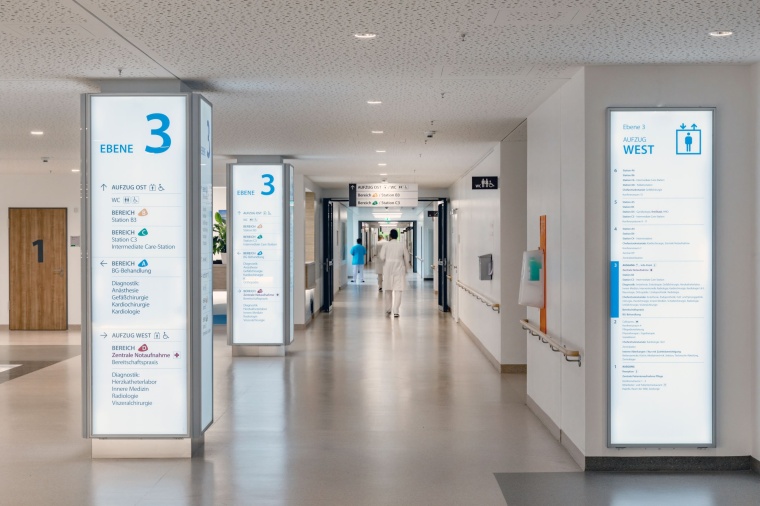 Übersichtselemente aus Glas mit homogen hinterleuchteten Informationsflächen...