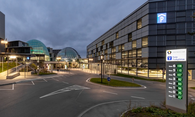 Digitales Parkleitsystem mit Anzeiger freier Parkplätze Foto: Martin...