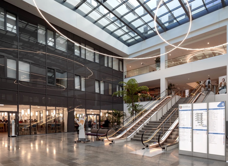 Freistehende, beleuchtete Übersichten dienen zur Orientierung von Patienten...