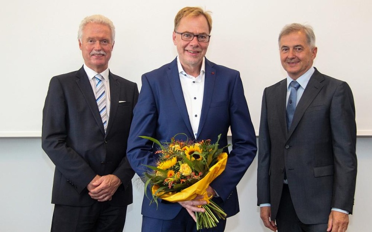 Glückwünsche für den frisch ernannten Chefarzt Dr. Mike Thompson (Mitte) von...