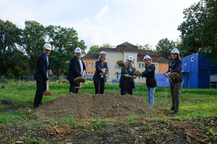 Machen den Anfang der Erdarbeiten beim Spatenstich zum Neubau der Kinder- und...