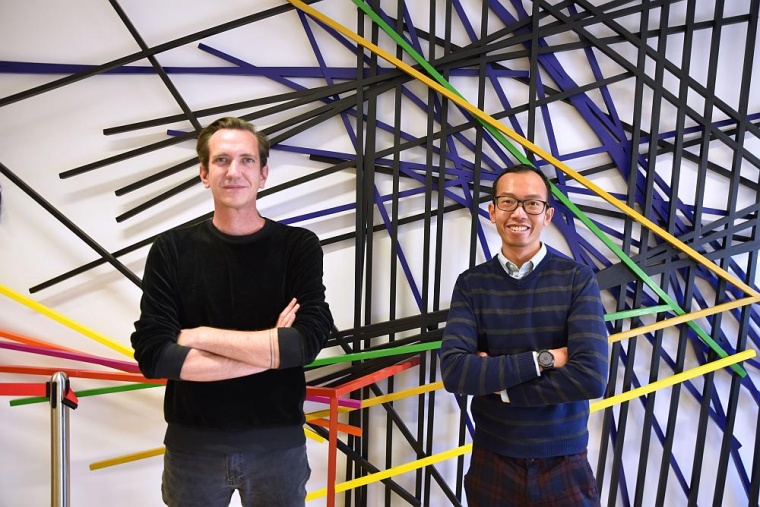 Projektleiter Jörg Menche mit Studienautor Pisanu Buphamalai. Foto: Laura...