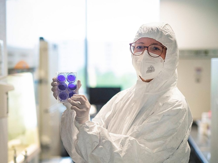 Die Mikrobiologin Dr. Stefanie Deinhardt-Emmer koordiniert den...