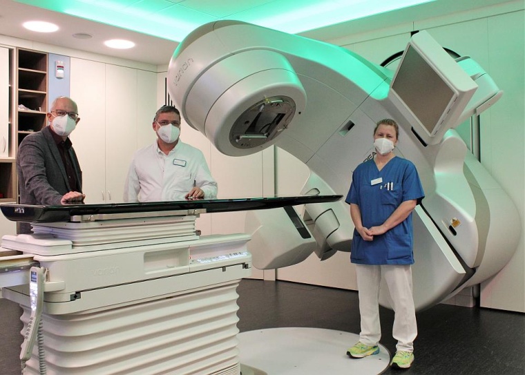 Freuen sich über die neue Technik: Klinikumsdirektor Wilken Köster (li.), der...