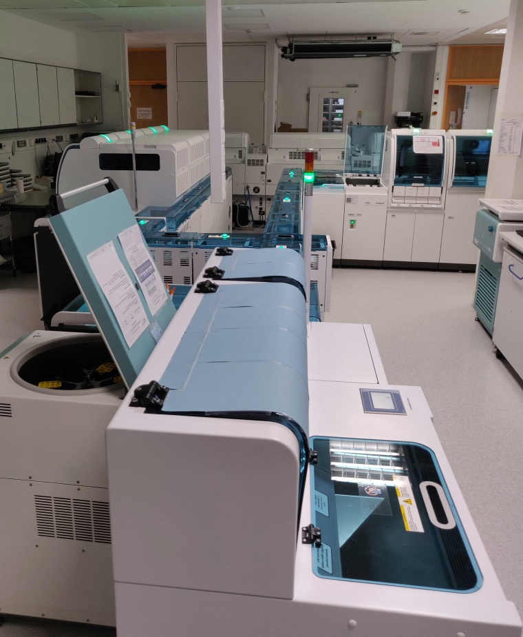 In der Laboranalysestraße verbinden Transportbänder verschiedene Messgeräte...