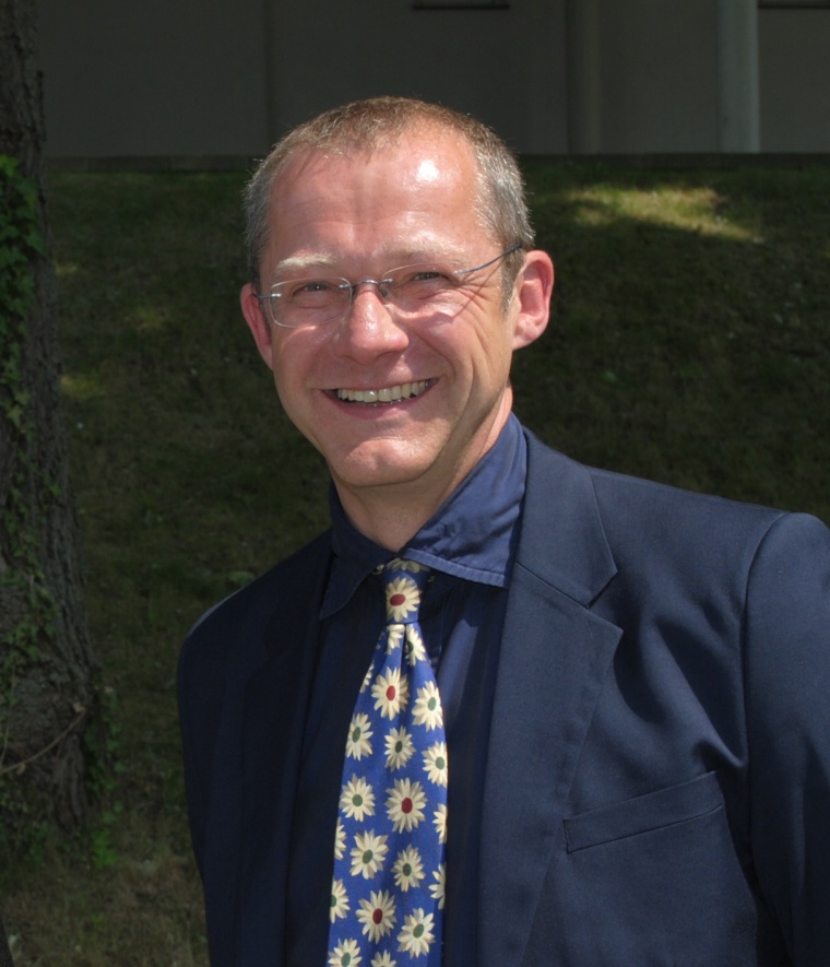 Dr. Sebastian Kirsch. Er gründete zusammen mit Josef Wassermann den...