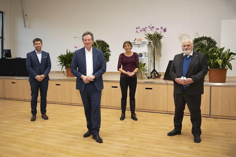 Prof. Dr. Thomas Nauss (links), Prof. Dr. Denise Hilfiker-Kleiner (2. v. r.)...