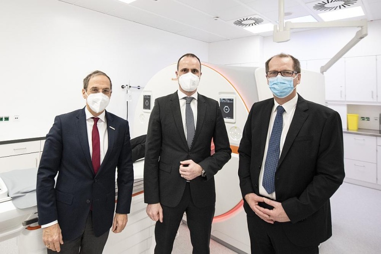 Über die offizielle Einweihung des photonenzählenden Computertomographen in...