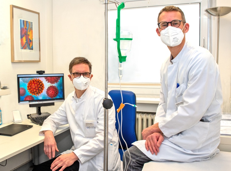 v. l. Prof. Dr. Christian Strassburg, Direktor der Medizinischen Klinik und...