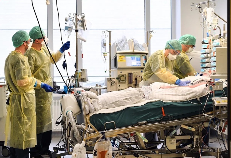Ein Patient auf einer der COVID-19 Intensivstationen im LMU Klinikum. Foto: LMU...