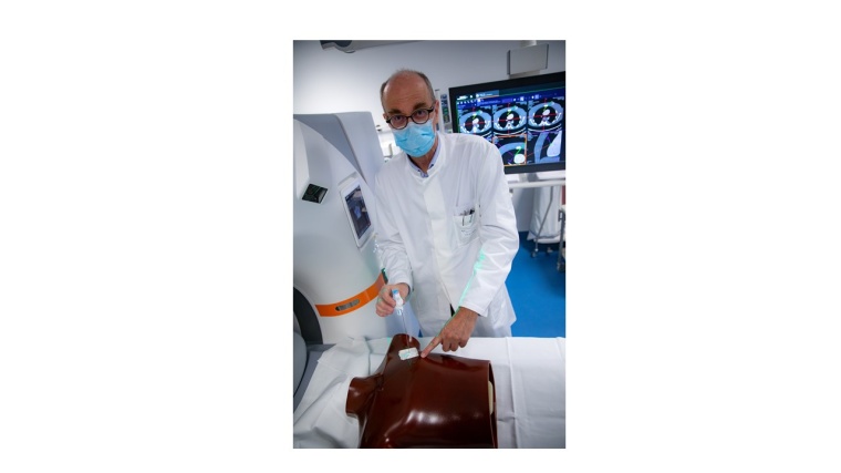 Prof. Wacker, der an einem Modell die Arbeit mit dem neuen Computertomographen...