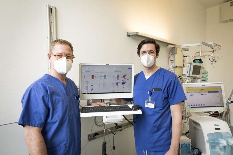 v.l. Klinikdirektor Prof. Dr. Christian Gerloff und Dr. Nils Schweingruber der...