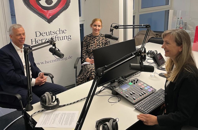 Virologie und Kardiologie tauschen sich aus: Prof. Sandra Ciesek (re. hinten)...